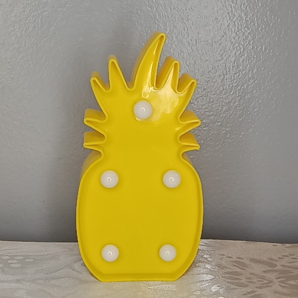 Yellow Pineapple LED Light 🍍 SMALL - Picture 3 of 14